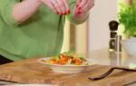 Блюдо идеально подходит для жаркого дня — макароны в томатном соусе с овощами (ВИДЕО)