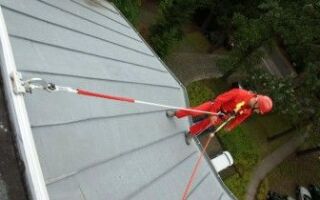 Безопасность на крыше — защита работы кровельщика