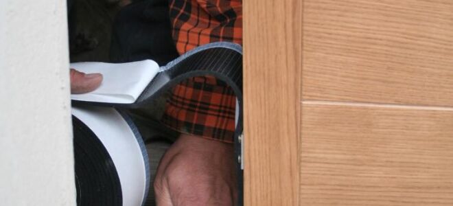 Установка наружных дверей — как это сделать зимой