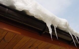 Удаление снега с крыши — прежде всего безопасность