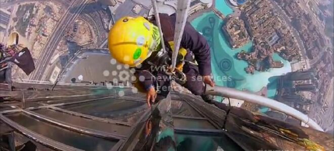 Они стирают окна на самом высоком небоскребе в мире — более 800 метров над землей (ВИДЕО)