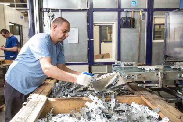 Фабрика приборов Velux в Гнезно - углы пробивки на прессе