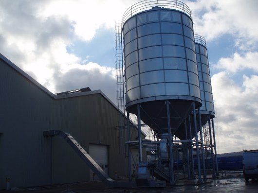 Силосы для хранения биомассы на фабрике окон VELUX в Гнезно