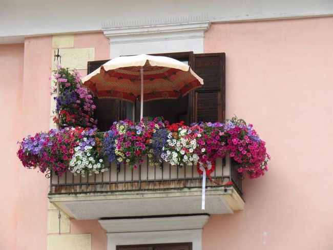 Зонтик на балконе