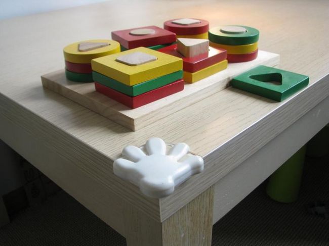 обеспеченный угловой стол в детской комнате
