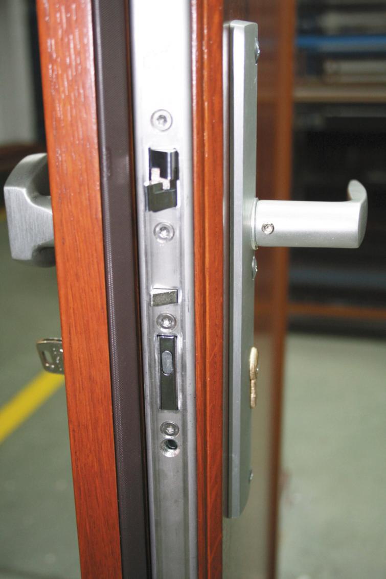 Болт, специальная рукоятка и датчик во внешней двери защищают от взлома
