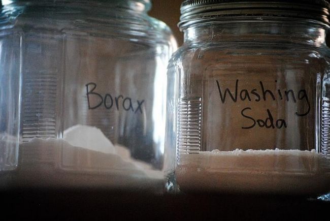 Боракс и сода имеют много применений в домашней уборке