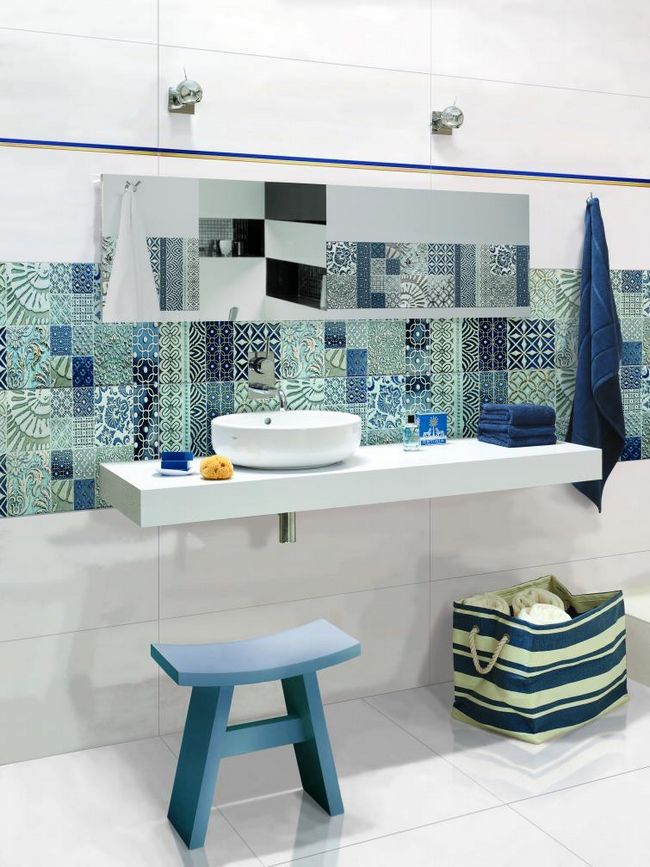 Декор в синих оттенках в расположении ванн