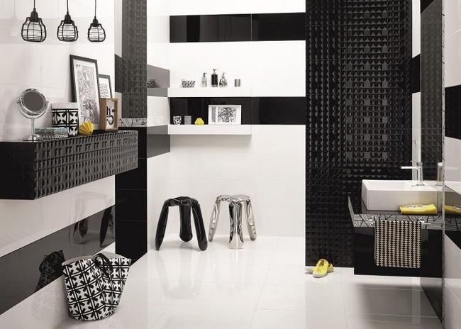 Черное и белое расположение ванной комнаты