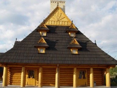 крыша с деревянной черепицей