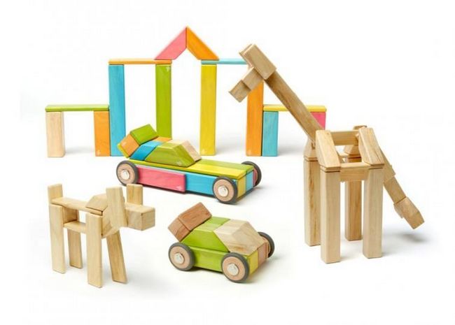 Деревянные игрушки разных цветов