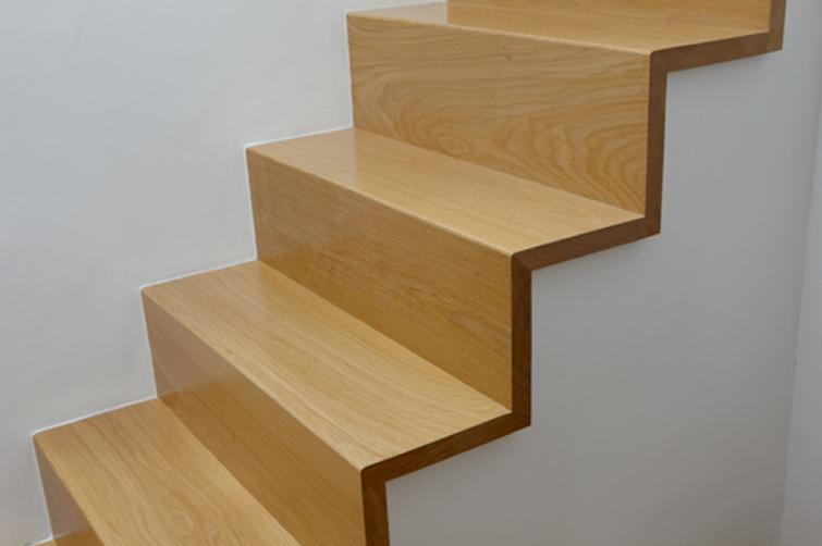Лакированные деревянные лестницы