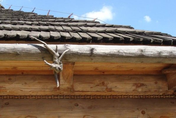 деревянные водосточные желоба на бревенчатом доме