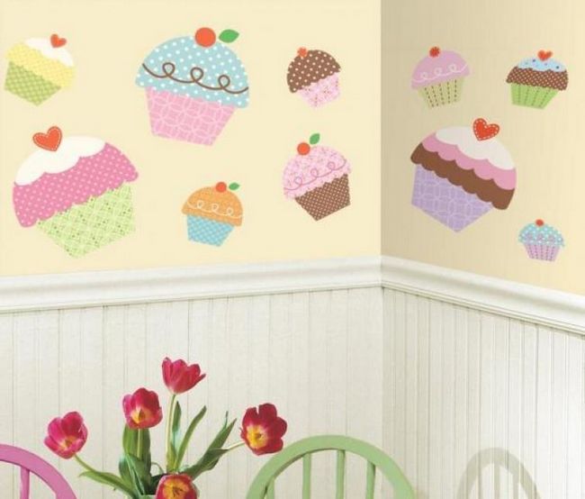 Кексы, нарисованные на стене детской комнаты