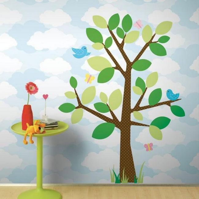 Декоративное дерево на стене в детской комнате