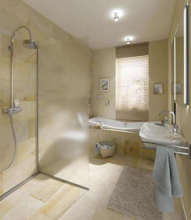 Ванная комната с ванной и душем
