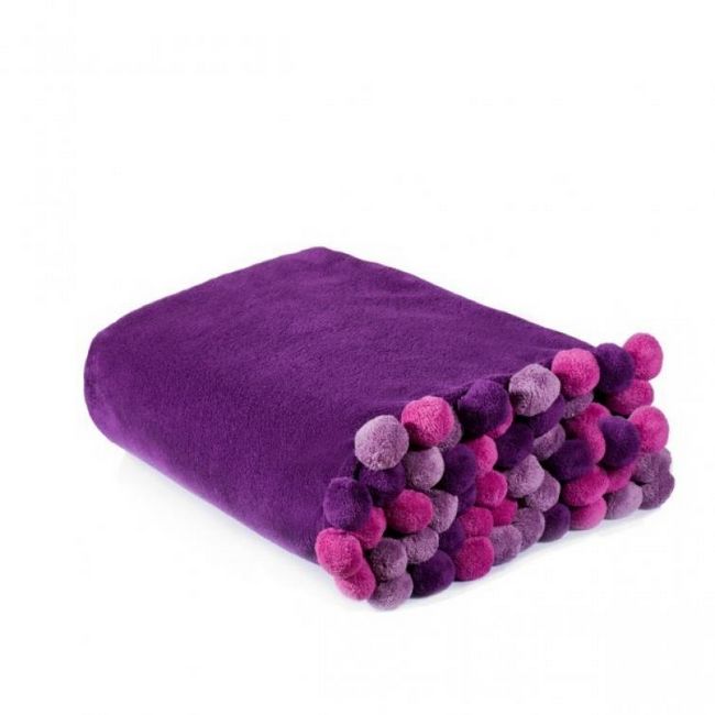Фиолетовое одеяло с помпонами