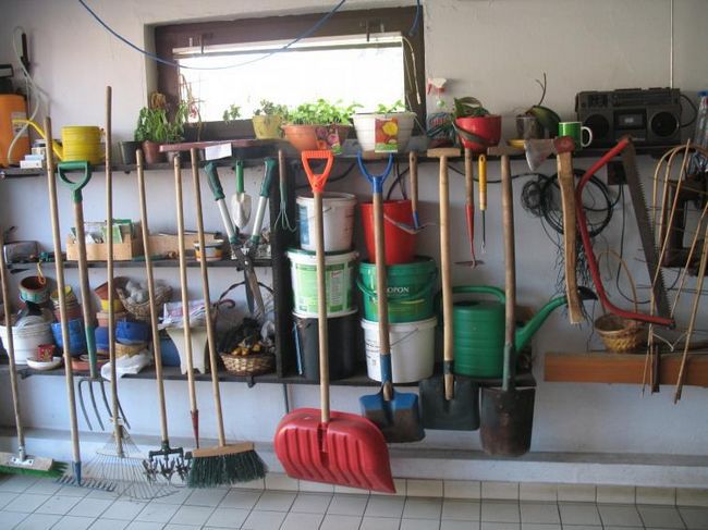Садовые инструменты в гараже