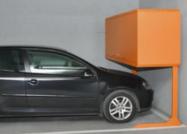 Автомобиль, припаркованный под гаражным ящиком