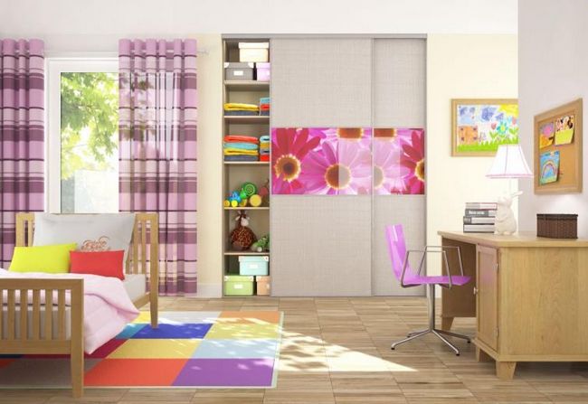 Детская комната с гардеробом с раздвижными дверями