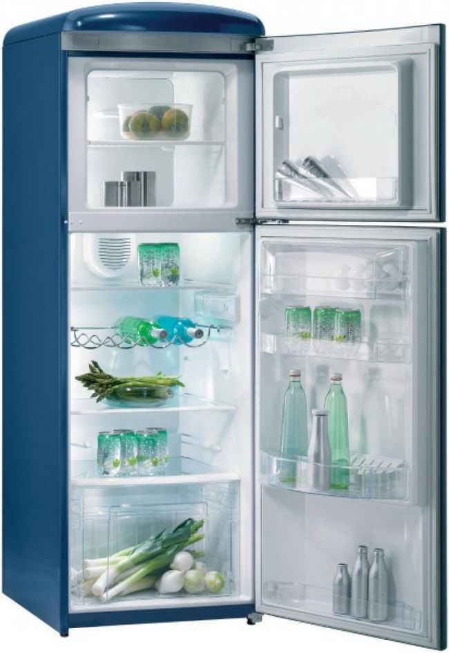 В холодильнике есть большой контейнер для овощей