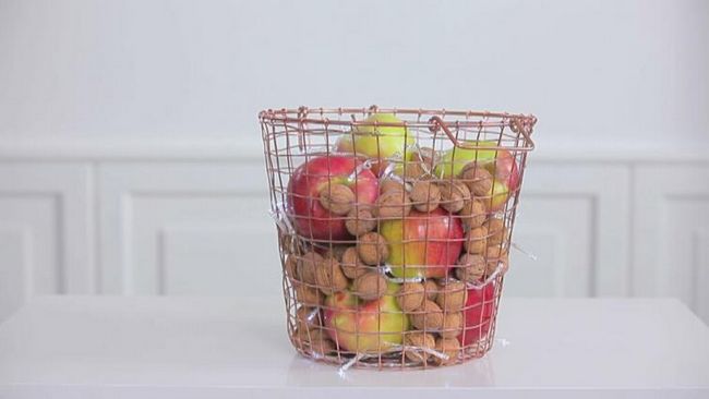 Украшение из проволочной корзины, заполненной яблоками