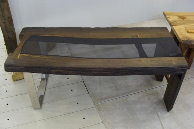 Оригинальный стол из древесной смолы