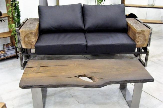Оригинальный диван и деревянный стол