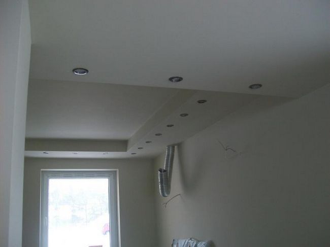 Кухня - частично подвесной потолок, позволяющий устанавливать точки освещения
