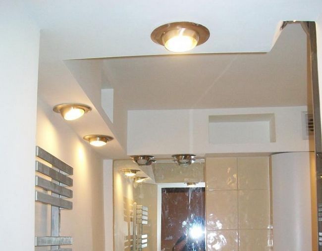 Небольшая ванная комната - использование зданий для освещения и пространства для двух ниш