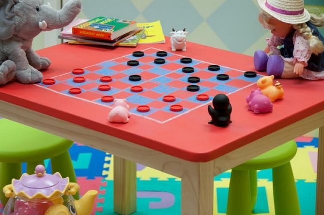 Детский стол, покрытый красочной, цветной доской