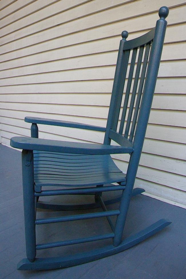 Качающееся кресло на террасе