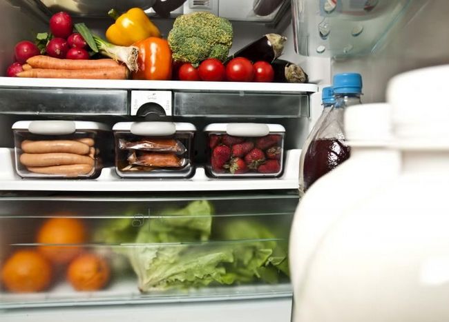 Овощи и фрукты в холодильнике