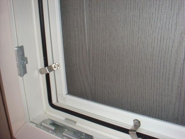 Москитная сетка, установленная в окне