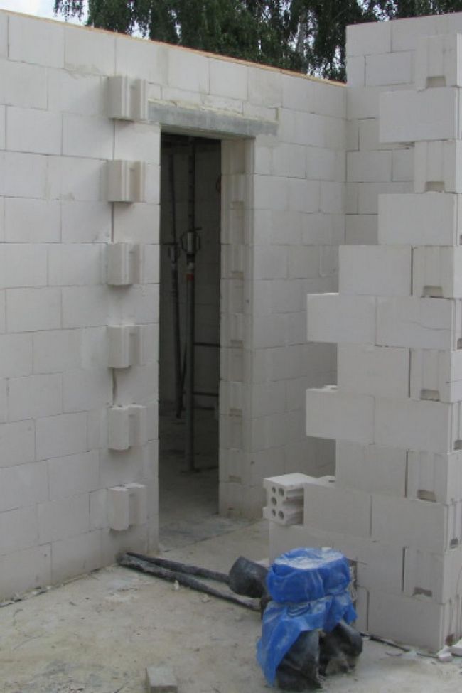Стена из силикатных блоков
