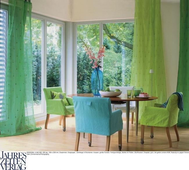 Цветные ткани на мебели и в окне