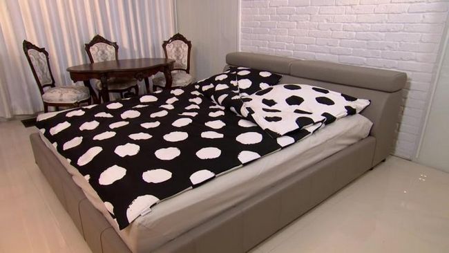 Черное и белое постельное белье в спальне