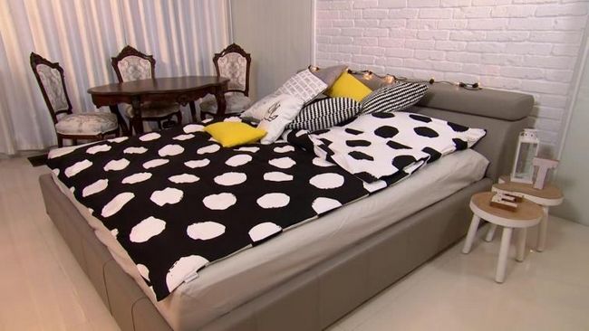 Украшенная спальня с черным и белым постельным бельем