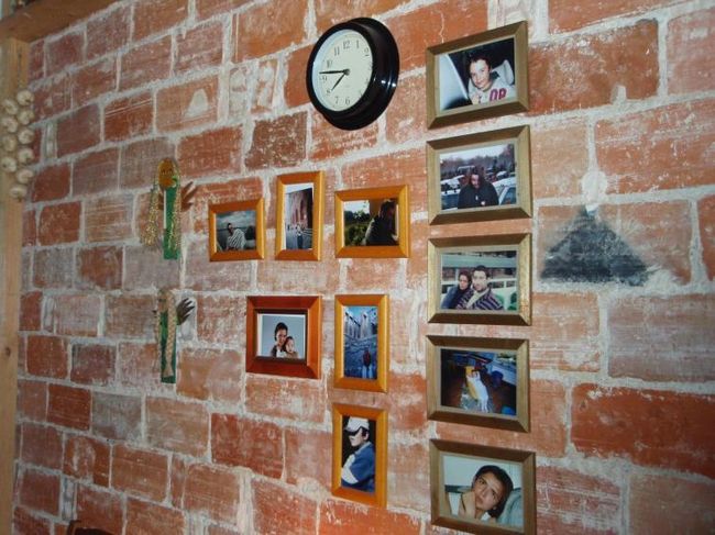Фотографии на сырой стене