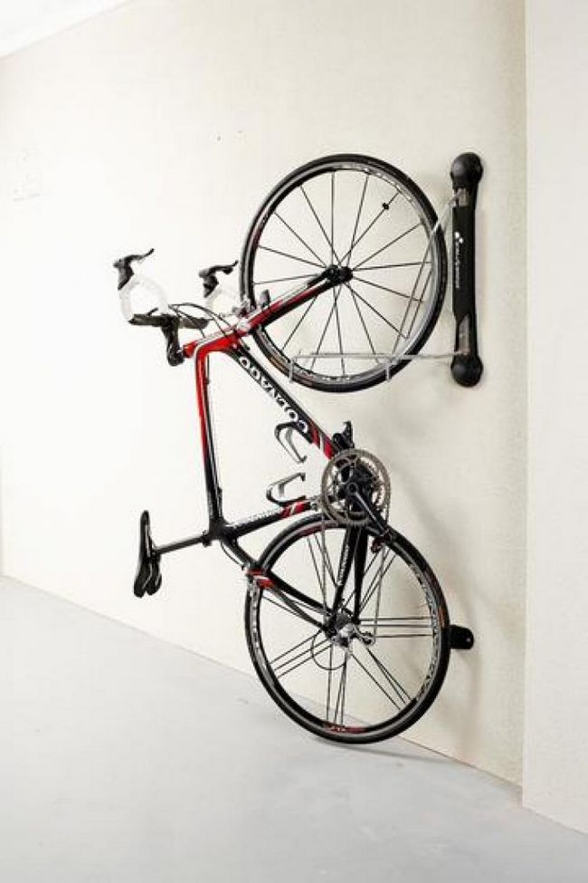 Велосипед вертикально расположен меньше