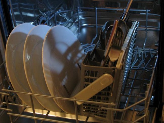 Посудомоечная машина с посудой и столовыми приборами