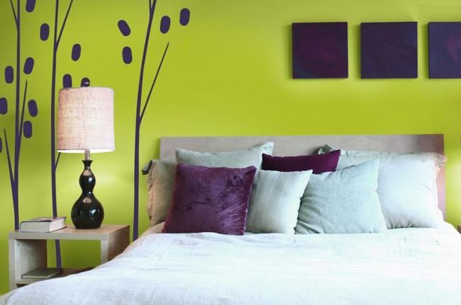 Спальня с зелеными стенами
