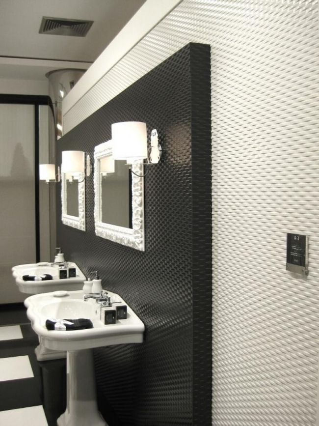 Ванная комната с использованием классических белых и черных