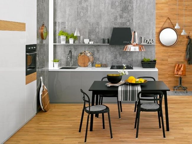 Кухонный пол выполнен из плитки из дерева