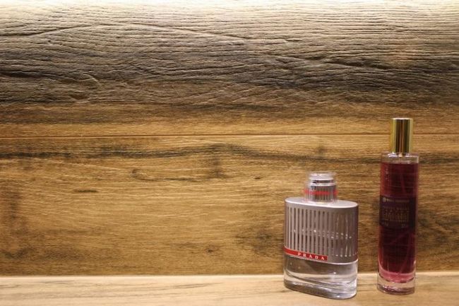 Плитка, имитирующая древесину, расположенную на стене в ванной комнате