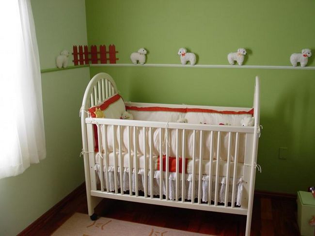 Комната для ребенка со стенами в зеленом