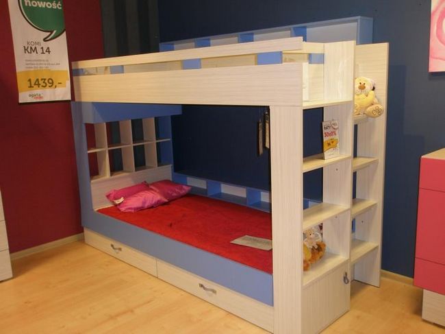 Двухъярусная кровать для двоих детей.