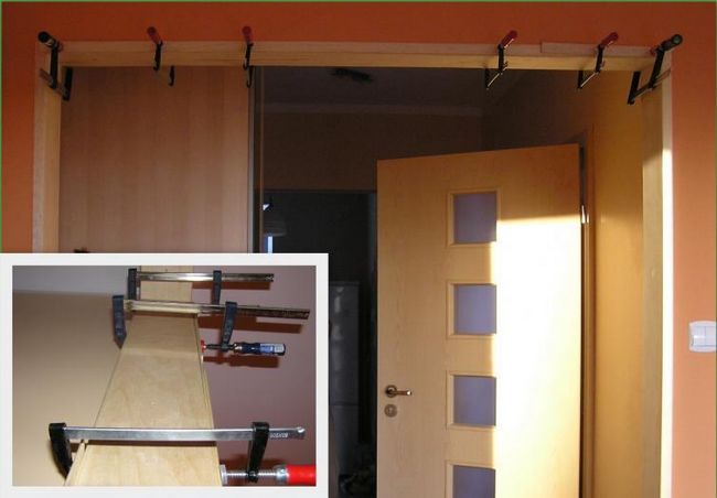 Независимая отделка косяков с деревянными рейками.