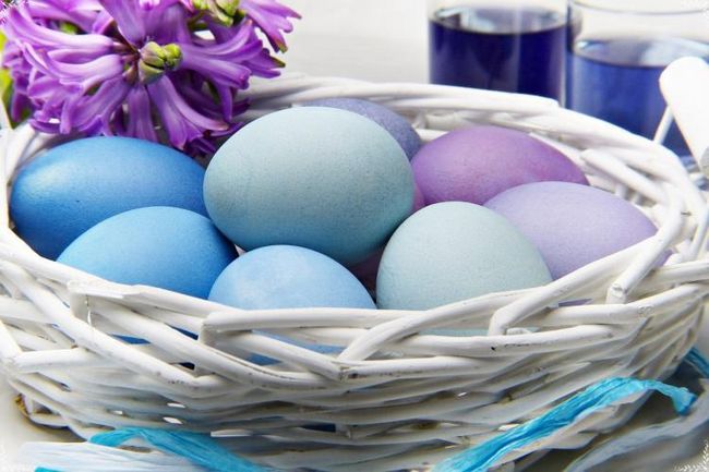Синие и фиолетовые пасхальные яйца
