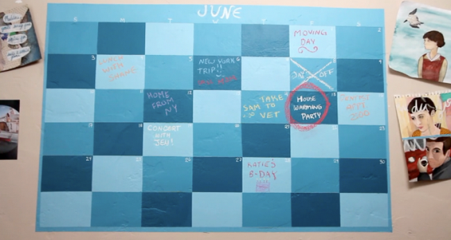 Таблетная краска в виде календаря на стене